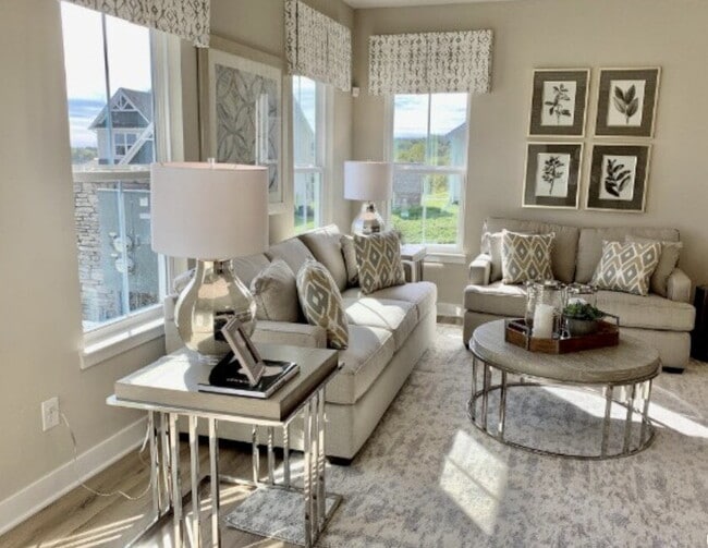 Building Photo - 3 Bedroom, 2.5 Bath End Unit Townhome on C...