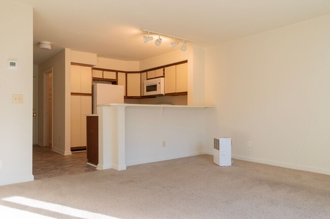 Building Photo - 4 bedroom 2 bath apartment with washer and...