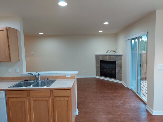 Building Photo - 2200 Greenview Cir