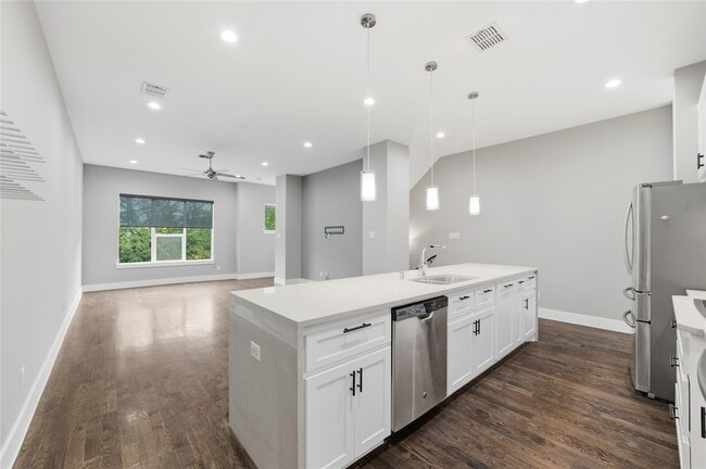 Building Photo - 3008 Zenia Dr