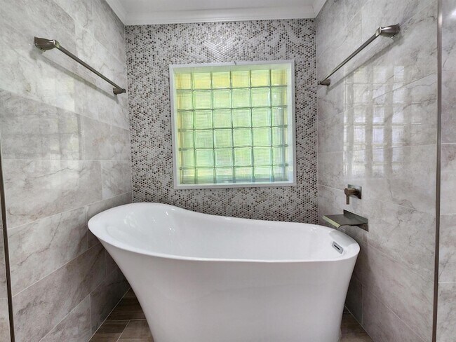 Building Photo - 2099 Greenview Cove Dr