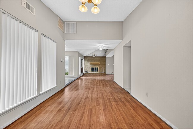 Building Photo - 2042 Hilton Head Dr