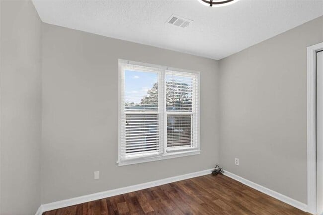 Building Photo - 7700 Lakeshore Ct