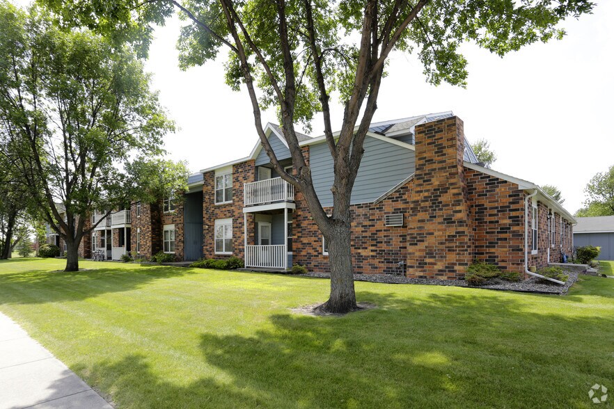 Carrington Court Townhouse Apartments 2225 S 34th St Grand Forks ND