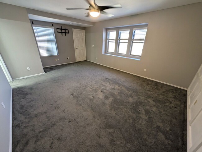 Building Photo - 3 Bedroom Home in the Waterford Square Com...