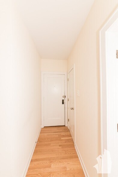 Building Photo - 2010 W Foster Ave