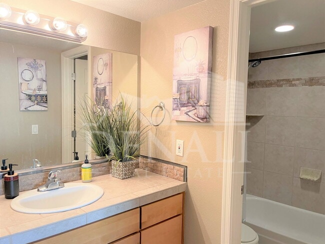 Building Photo - 6651 N Campbell Ave