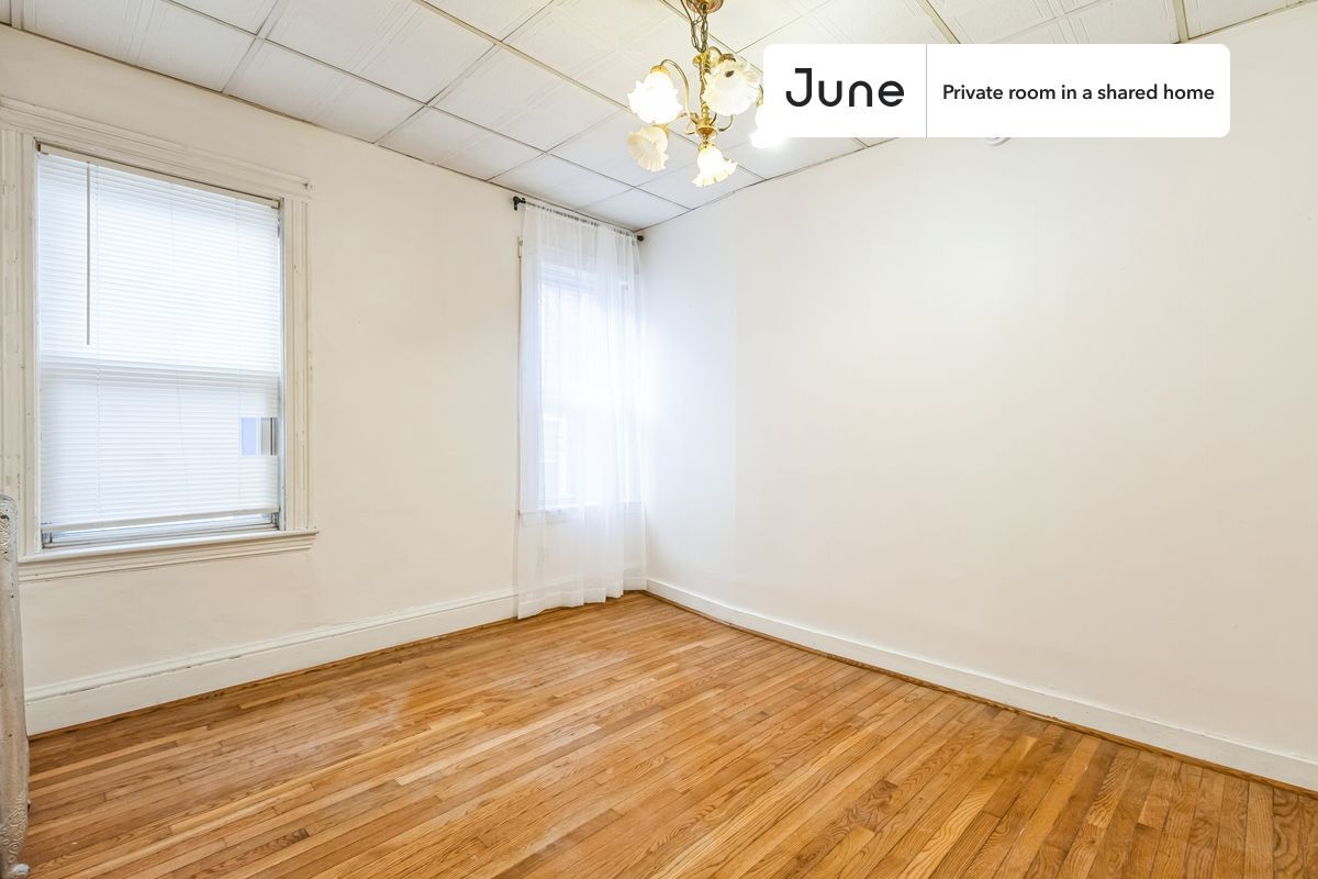 Building Photo - Room in Shared 5 bed/1 bath home