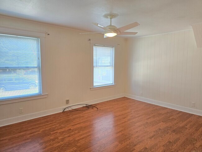 Building Photo - 21 Oakwood St