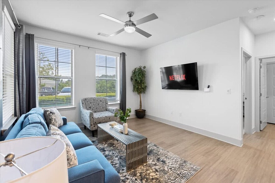 Building Photo - 698 Basilica Bay Dr