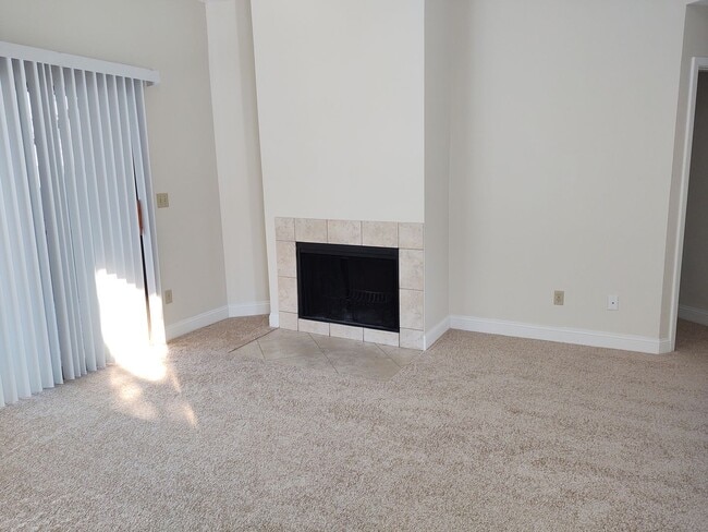Building Photo - Gorgeous 3 bedroom 2 bath townhome with FL...