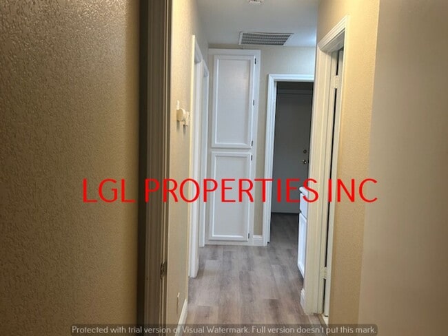 Building Photo - Very Nice Roseville 3 Bedroom 2 Bath Home