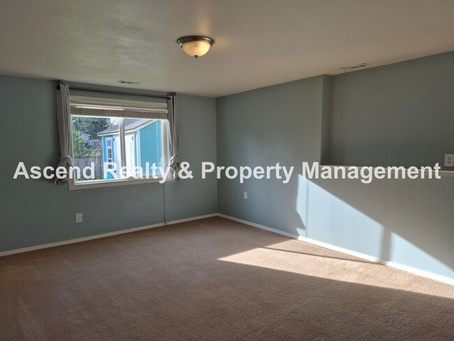 Building Photo - Need Space? This is the Place! Available NOW~Beautifully Updated 4Bed/3Bath Backs to Park Pets OK