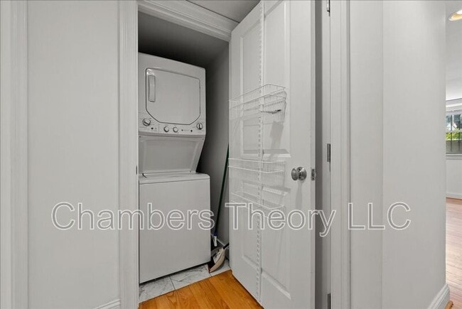 Building Photo - 739 Newton Pl NW