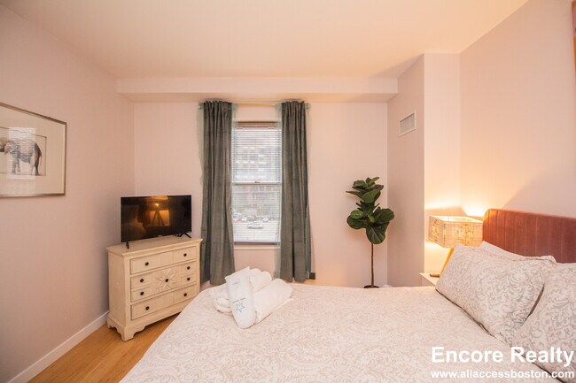 Building Photo - 16 Miner St