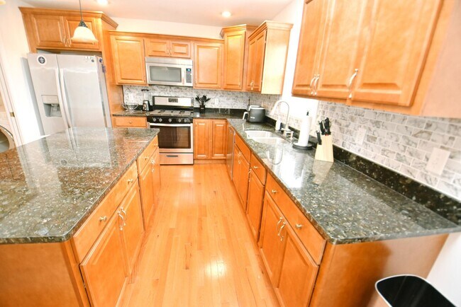 Building Photo - Short or long term Executive 4 bedroom 2.5 bath home available fully furnished!