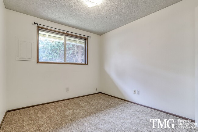 Building Photo - New Carpet & Fresh Paint, Dog Friendly!!