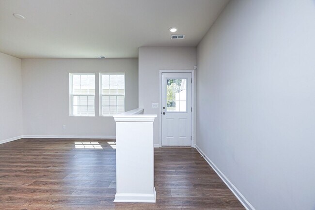 Building Photo - Lovely 3 Bed 2.5 Bath Townhome