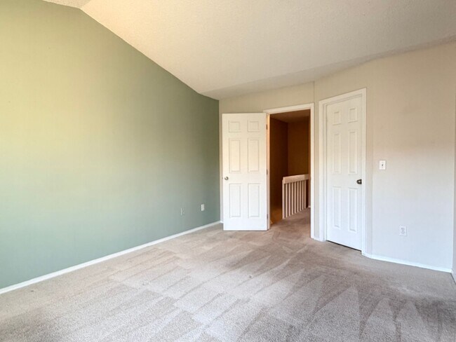 Building Photo - Updated Townhome in Centennial