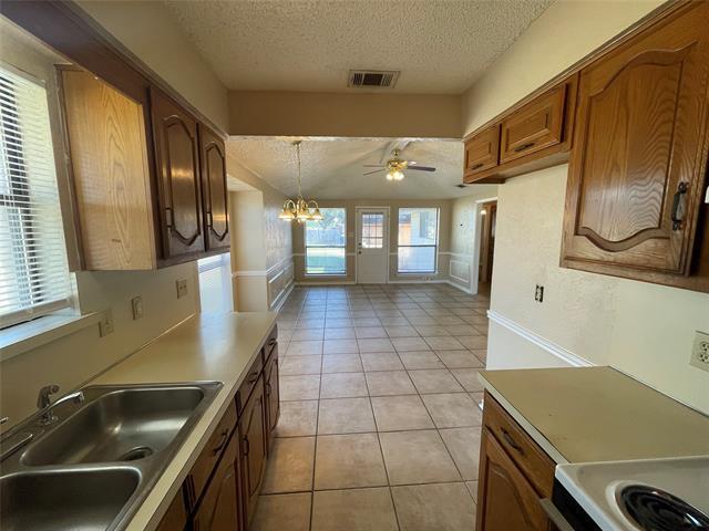 Building Photo - 1105 Valley View Dr