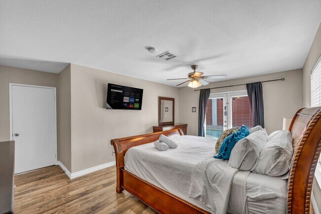 Building Photo - 3 Bed FULLY FURNISHED Pool Home