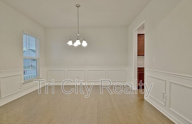 Building Photo - 504 Albertson Ave