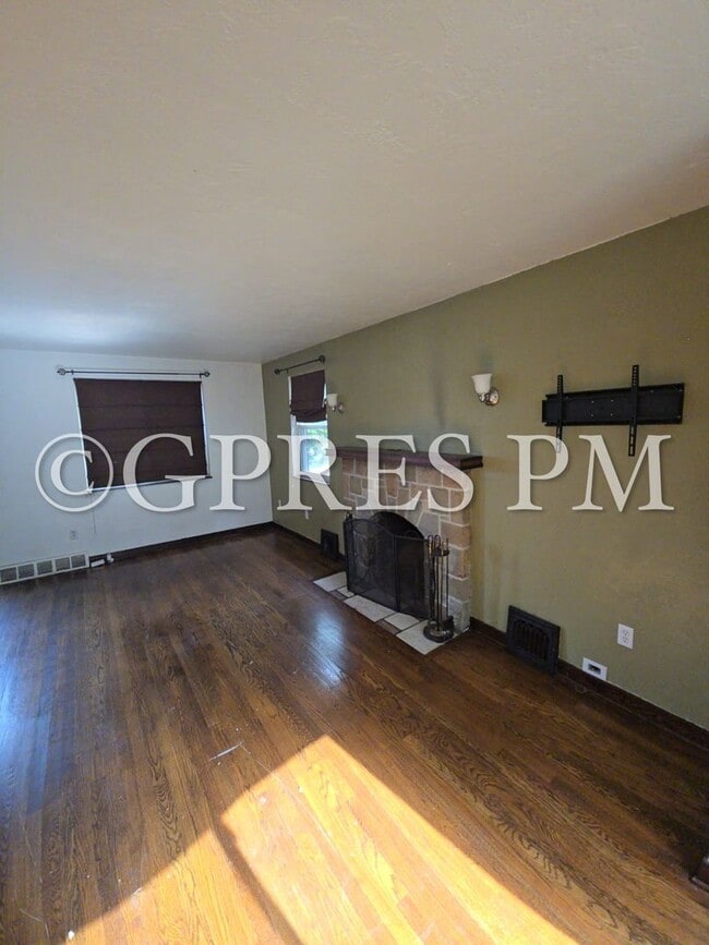 Building Photo - Welcome to this charming 3-bedroom, **Pric...