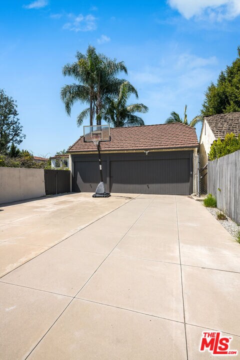 Building Photo - 157 N Las Palmas Ave