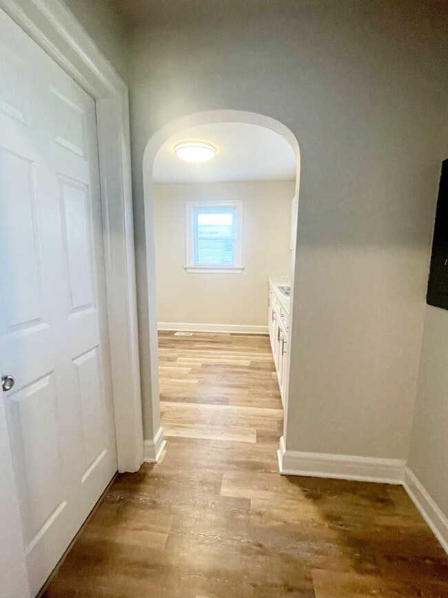 Building Photo - 2 Living Area's & 2 Car Garage - Near MSU,...
