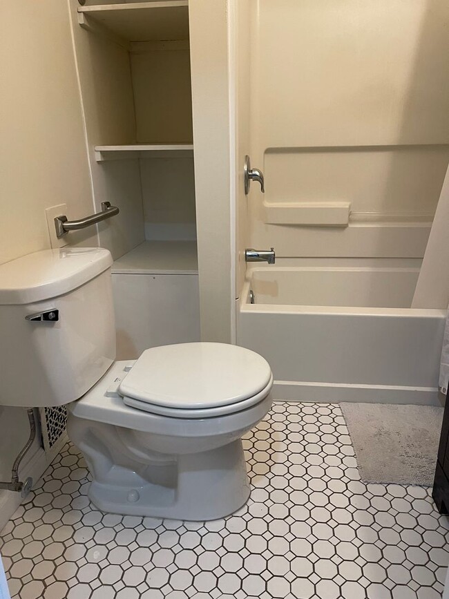 Building Photo - Large 2Nd. Floor 1 bedroom Apt.