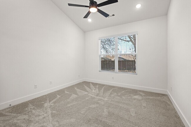 Building Photo - 721 Sun Meadows Loop