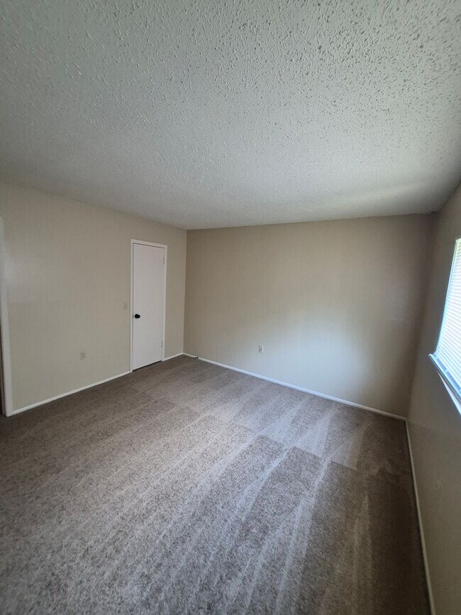 Building Photo - 120 Friendswood Path