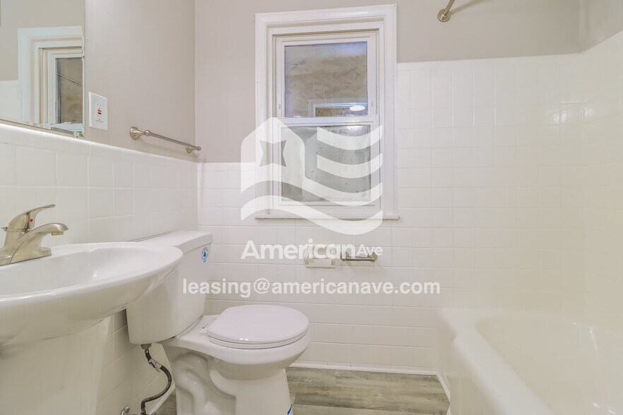 Building Photo - 5065 Lafontaine St