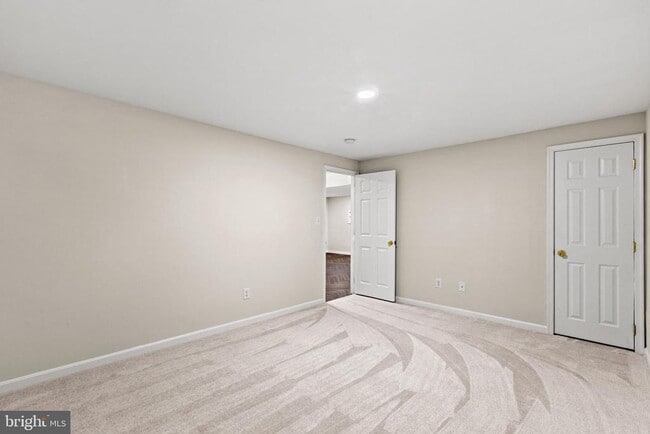 Building Photo - 45370 Barefoot Dr