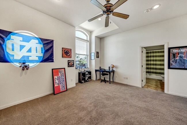 Building Photo - Gorgeous Townhome in The Villas of Hollytree!