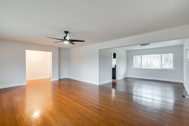 Building Photo - Three Bedroom Two Bathroom House For Rent