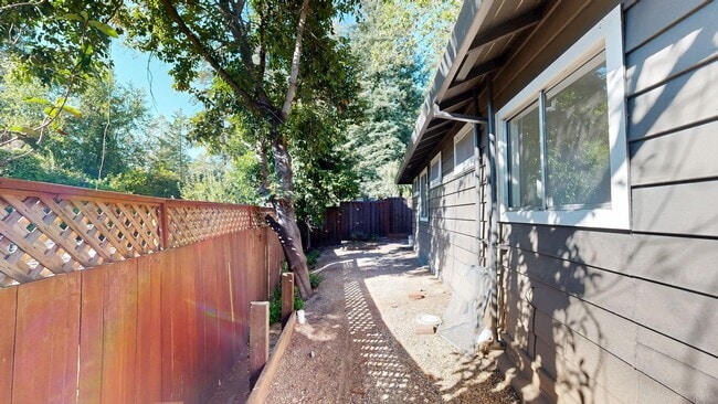 Building Photo - Cozy and Spacious 1 Bedroom 1 Bathroom Single Family Home! Landscaping and Garbage Included!