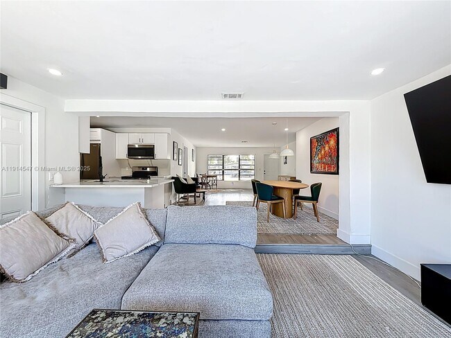 Building Photo - 600 N 66 Terrace