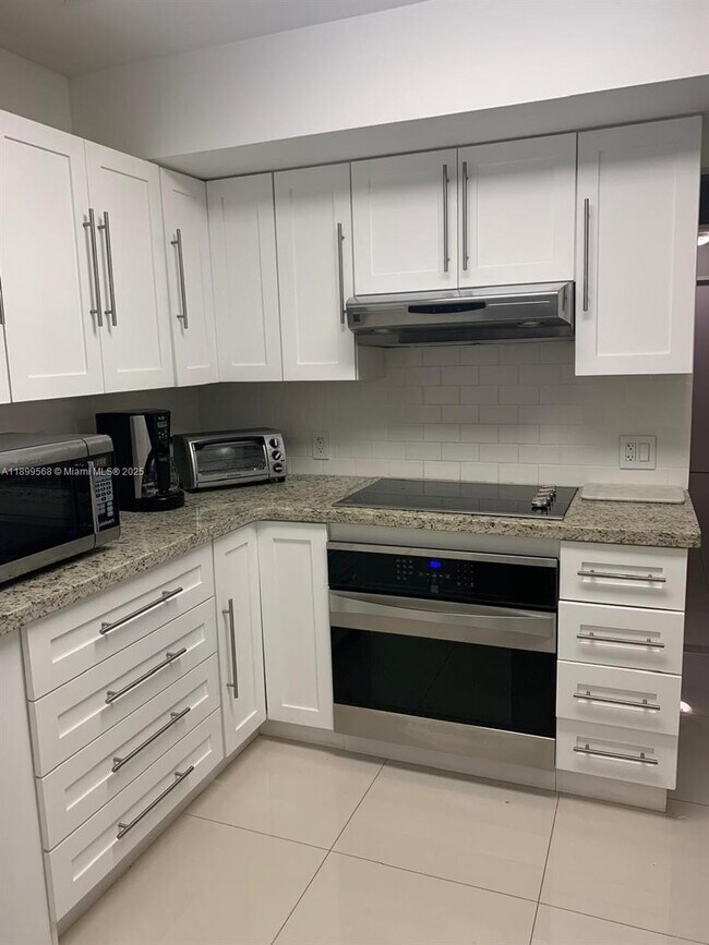 Building Photo - 4925 Collins Ave