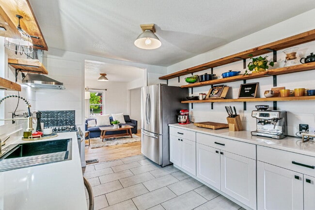 Building Photo - $2,595, 3-bed, 2-bath, located in Denver w...