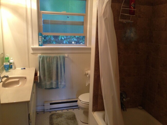 Building Photo - Nice 6 bed/2baths-2 kitchens and 2 set washer/dryer house for rent.