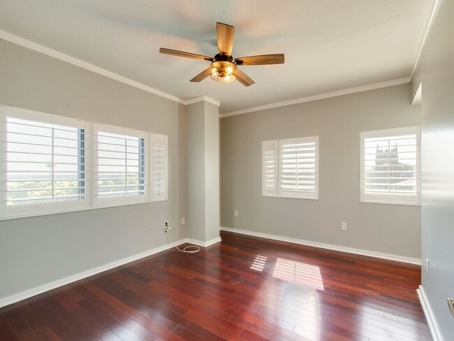 Building Photo - This move in ready condo has it all in Cha...
