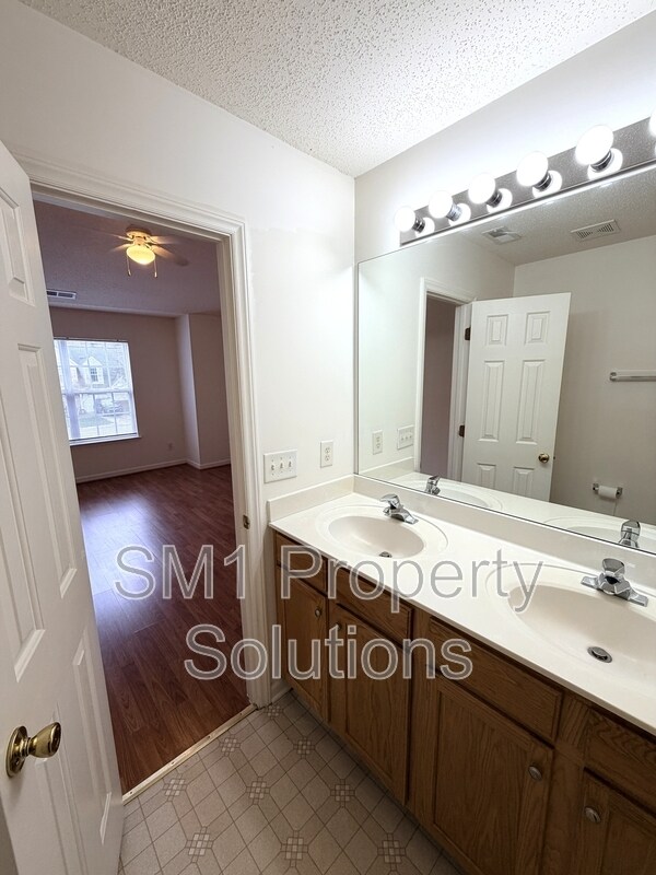 Building Photo - 5106 Bartholomew's Ln