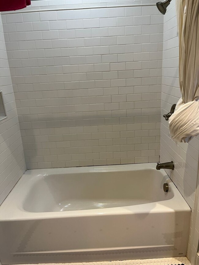 Building Photo - 2002 NE 13th Ave