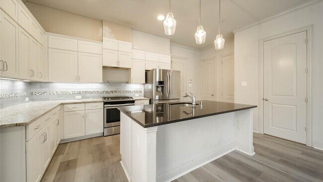 Building Photo - 2745 Troutt Dr