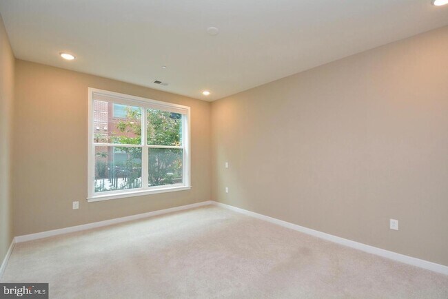 Building Photo - 3989 Norton Pl