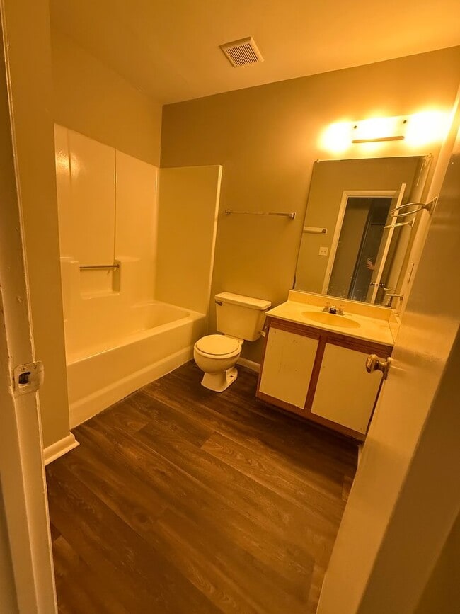 Building Photo - Beautiful Updated 3 Bedroom, 2 Bathroom To...