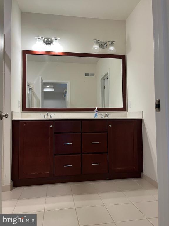 Building Photo - 805 Lakeview Ct