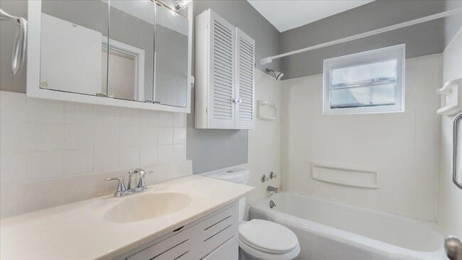 Building Photo - 828 15th St SW