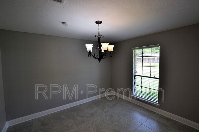 Building Photo - 2530 Chantulane Ave